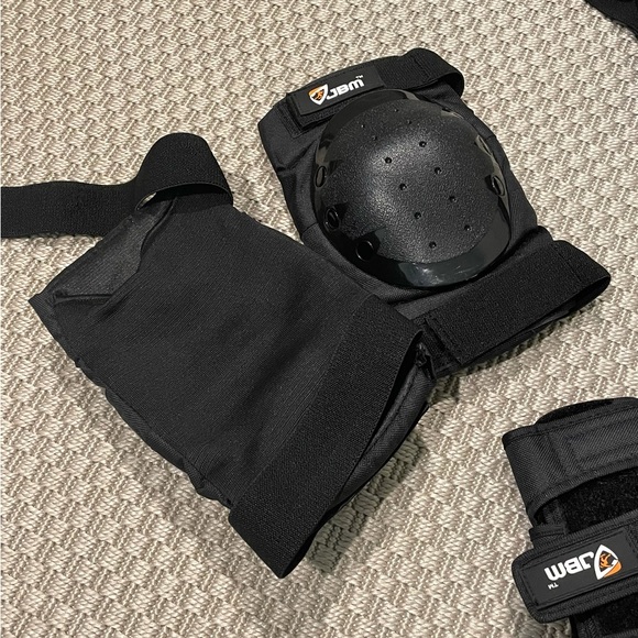 Knee Pads Elbow Pads Wrist Guards 3 in 1 Protective Gear - Picture 2 of 10